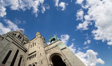 Paris 'in Kutsal Kalbi Bazilikası, yaygın olarak Sacre-Coeur Bazilikası olarak bilinir, Fransa' nın Montmartre bölgesinde yer alır.     