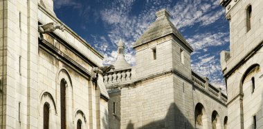 Paris 'in Kutsal Kalbi Bazilikası, yaygın olarak Sacre-Coeur Bazilikası olarak bilinir, Fransa' nın Montmartre bölgesinde yer alır.     
