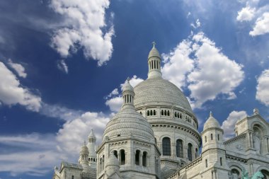 Paris 'in Kutsal Kalbi Bazilikası, yaygın olarak Sacre-Coeur Bazilikası olarak bilinir, Fransa' nın Montmartre bölgesinde yer alır.     
