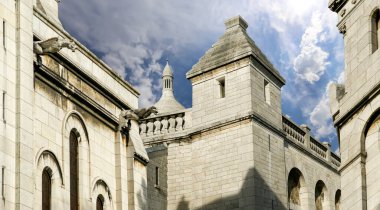 Paris 'in Kutsal Kalbi Bazilikası, yaygın olarak Sacre-Coeur Bazilikası olarak bilinir, Fransa' nın Montmartre bölgesinde yer alır.     