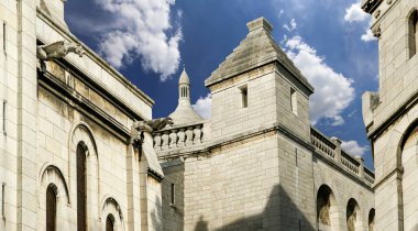 Paris 'in Kutsal Kalbi Bazilikası, yaygın olarak Sacre-Coeur Bazilikası olarak bilinir, Fransa' nın Montmartre bölgesinde yer alır.     