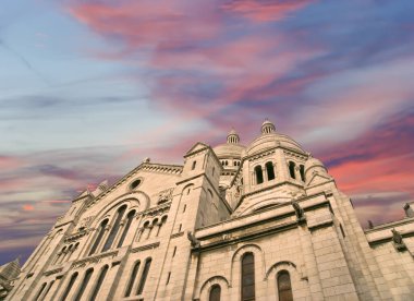 Paris 'in Kutsal Kalbi Bazilikası, yaygın olarak Sacre-Coeur Bazilikası olarak bilinir, Fransa' nın Montmartre bölgesinde yer alır.     