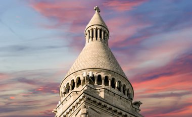Paris 'in Kutsal Kalbi Bazilikası, yaygın olarak Sacre-Coeur Bazilikası olarak bilinir, Fransa' nın Montmartre bölgesinde yer alır.     