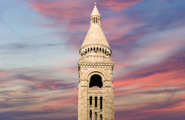 Paris 'in Kutsal Kalbi Bazilikası, yaygın olarak Sacre-Coeur Bazilikası olarak bilinir, Fransa' nın Montmartre bölgesinde yer alır.     