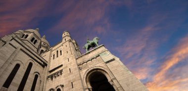 Paris 'in Kutsal Kalbi Bazilikası, yaygın olarak Sacre-Coeur Bazilikası olarak bilinir, Fransa' nın Montmartre bölgesinde yer alır.     