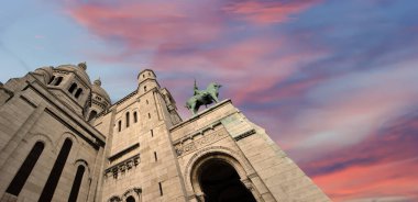 Paris 'in Kutsal Kalbi Bazilikası, yaygın olarak Sacre-Coeur Bazilikası olarak bilinir, Fransa' nın Montmartre bölgesinde yer alır.     
