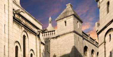 Paris 'in Kutsal Kalbi Bazilikası, yaygın olarak Sacre-Coeur Bazilikası olarak bilinir, Fransa' nın Montmartre bölgesinde yer alır.     