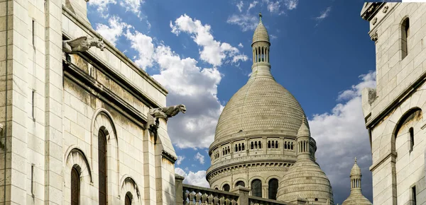 パリの神聖な中心部の大聖堂 一般的にサクレ クール大聖堂として知られている フランスのモンマルトル地区に位置しています — ストック写真