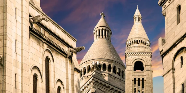 パリの神聖な中心部の大聖堂 一般的にサクレ クール大聖堂として知られている フランスのモンマルトル地区に位置しています — ストック写真