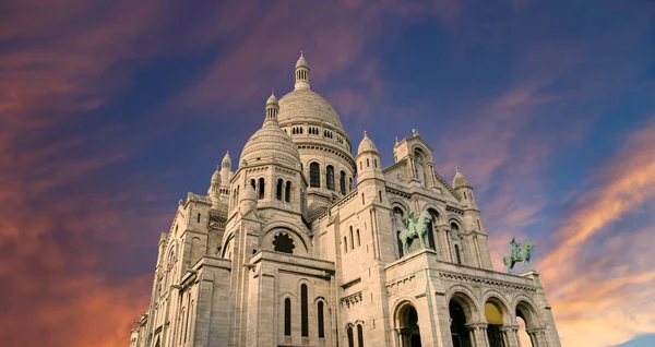 パリの神聖な中心部の大聖堂 一般的にサクレ クール大聖堂として知られている フランスのモンマルトル地区に位置しています ストックフォト