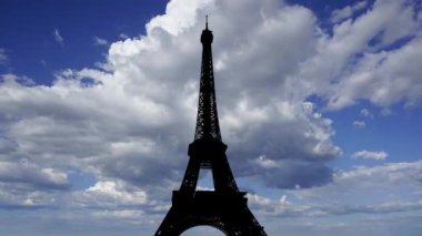 Fransa, Paris 'teki Eyfel Kulesi (hareket eden bulutların arka planına karşı)) 