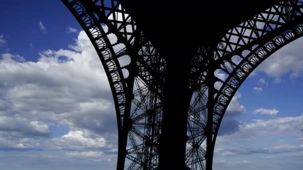 Eiffeltornet Paris Frankrike Mot Bakgrund Rörliga Moln — Stockvideo