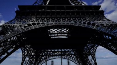 Fransa, Paris 'teki Eyfel Kulesi (hareket eden bulutların arka planına karşı)) 