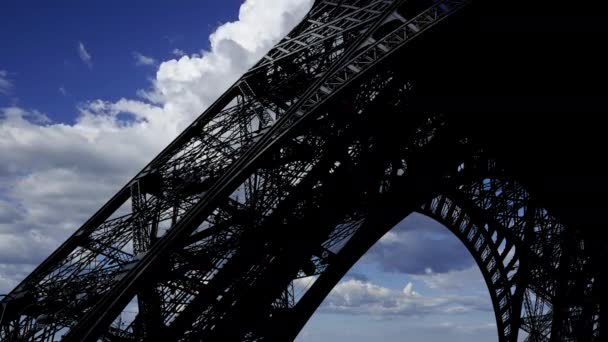 Eiffeltoren Parijs Frankrijk Tegen Achtergrond Van Bewegende Wolken — Stockvideo