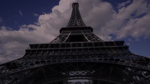 Eiffeltoren Parijs Frankrijk Tegen Achtergrond Van Bewegende Wolken — Stockvideo