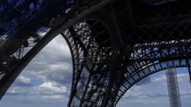 Fransa, Paris 'teki Eyfel Kulesi (hareket eden bulutların arka planına karşı)) 