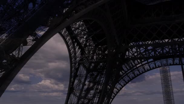 Eiffeltoren Parijs Frankrijk Tegen Achtergrond Van Bewegende Wolken — Stockvideo