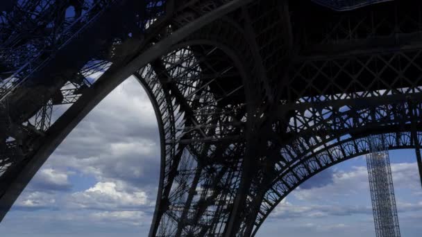 Эйфелева Башня Париже Франция Фоне Движущихся Облаков — стоковое видео