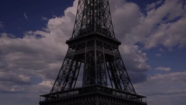 Torre Eiffel París Francia Sobre Fondo Nubes Movimiento — Vídeos de Stock