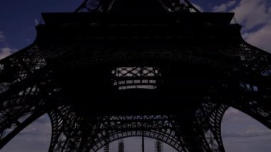 Fransa, Paris 'teki Eyfel Kulesi (hareket eden bulutların arka planına karşı)) 