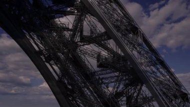 Fransa, Paris 'teki Eyfel Kulesi (hareket eden bulutların arka planına karşı)) 