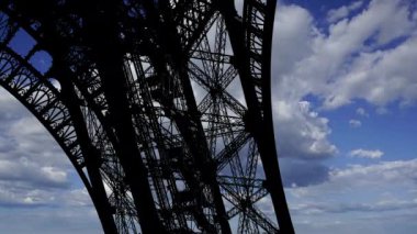 Fransa, Paris 'teki Eyfel Kulesi (hareket eden bulutların arka planına karşı)) 