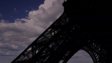 Fransa, Paris 'teki Eyfel Kulesi (hareket eden bulutların arka planına karşı)) 