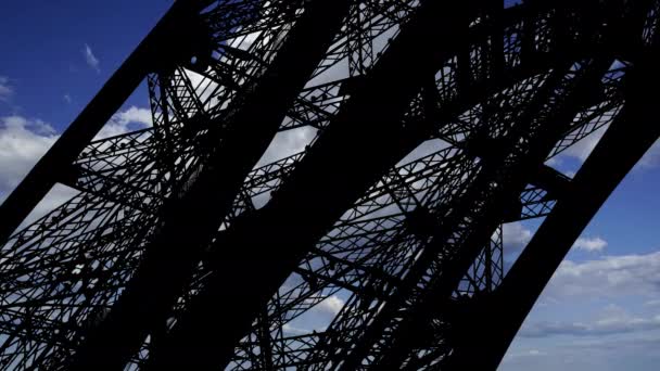 Eiffeltornet Paris Frankrike Mot Bakgrund Rörliga Moln — Stockvideo