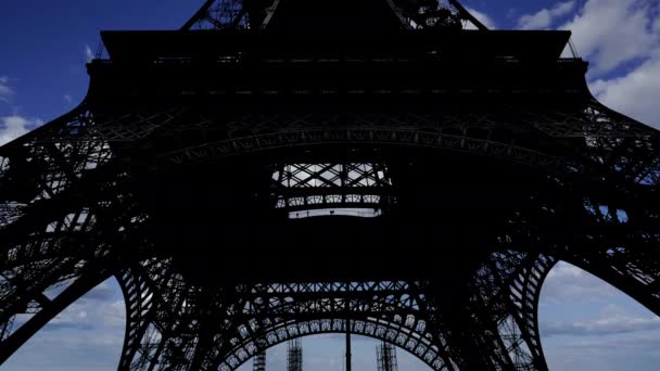 Eiffeltoren Parijs Frankrijk Tegen Achtergrond Van Bewegende Wolken — Stockvideo
