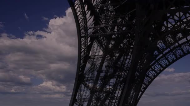 Torre Eiffel París Francia Sobre Fondo Nubes Movimiento — Vídeo de stock