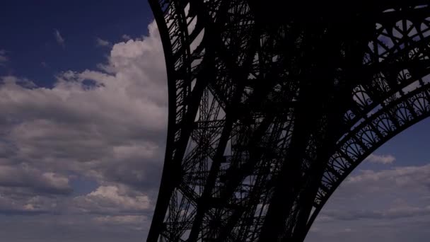 Eiffel Torony Párizsban Franciaországban Mozgó Felhők Közepette — Stock videók