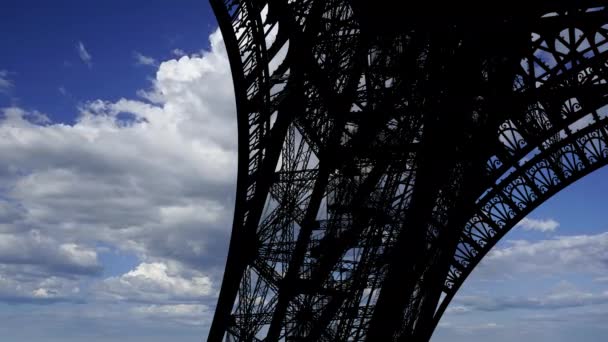 Torre Eiffel París Francia Sobre Fondo Nubes Movimiento — Vídeos de Stock