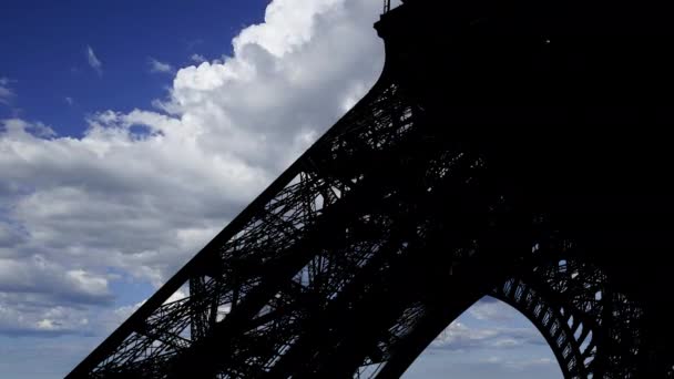 Torre Eiffel París Francia Sobre Fondo Nubes Movimiento — Vídeo de stock
