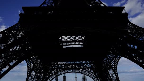 Fransa Paris Teki Eyfel Kulesi Hareket Eden Bulutların Arka Planına — Stok video