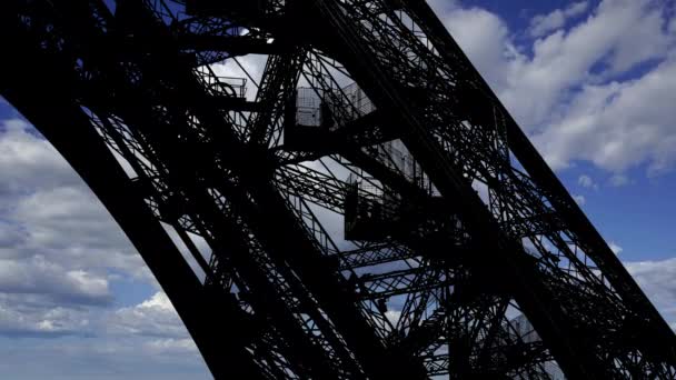 Eiffelova věž v Paříži (na pozadí pohybujících se mraků) 