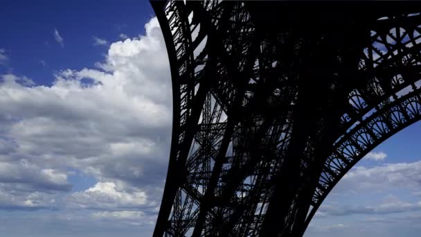 Torre Eiffel París Francia Sobre Fondo Nubes Movimiento — Vídeos de Stock