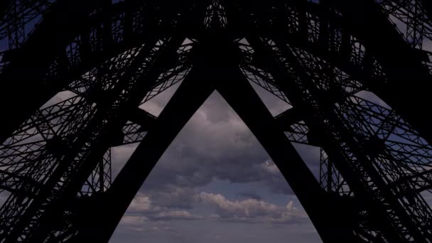 Eiffelturm Paris Frankreich Vor Dem Hintergrund Sich Bewegender Wolken — Stockvideo