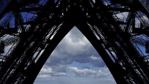 Torre Eiffel París Francia Sobre Fondo Nubes Movimiento — Vídeo de stock