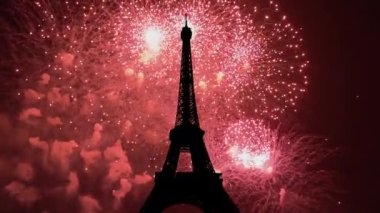 Paris, Fransa 'daki Eyfel Kulesi üzerinde kutlama havai fişekleri 