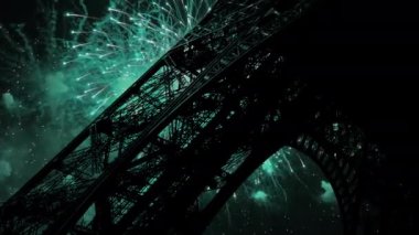 Paris, Fransa 'daki Eyfel Kulesi üzerinde kutlama havai fişekleri 
