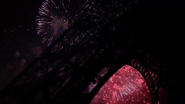 Fuegos Artificiales Colores Celebración Sobre Torre Eiffel París Francia — Vídeo de stock