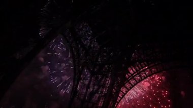 Paris, Fransa 'daki Eyfel Kulesi üzerinde kutlama havai fişekleri 