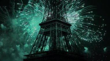 Paris, Fransa 'daki Eyfel Kulesi üzerinde kutlama havai fişekleri 