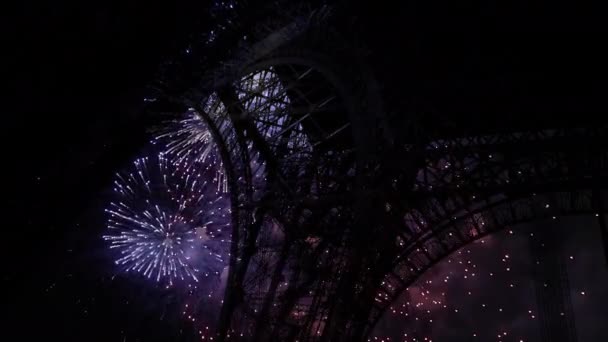 Праздничный Красочный Фейерверк Над Эйфелевой Башней Париже Франция — стоковое видео