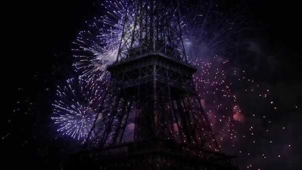 フランス パリのエッフェル塔の上でカラフルな花火を祝う — ストック動画