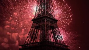 Paris, Fransa 'daki Eyfel Kulesi üzerinde kutlama havai fişekleri 