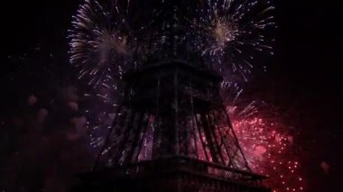 Paris, Fransa 'daki Eyfel Kulesi üzerinde kutlama havai fişekleri 