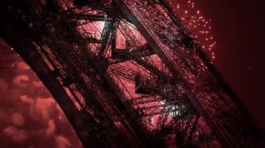 Paris, Fransa 'daki Eyfel Kulesi üzerinde kutlama havai fişekleri 