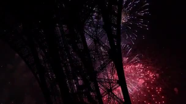 Kleurrijk Vuurwerk Boven Eiffeltoren Parijs Frankrijk — Stockvideo