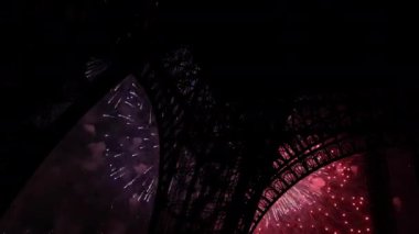 Paris, Fransa 'daki Eyfel Kulesi üzerinde kutlama havai fişekleri 